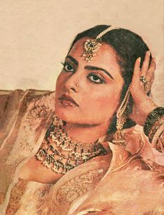 Retro Fashion Bollywood Outfit, Rekha Actress Style, Retro Fashion Bollywood, Vintage Bollywood Aesthetic, Rekha Actress, 90s Bollywood Aesthetic, Bollywood Retro, Vintage Photography Women, Bollywood Posters