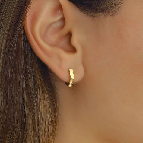 Another fantastic minimalist shape for your everiday huggies!😍 Modern girl - modern shape!👈 They will serve you lifetime! Thank me later 😁 Gold Earrings Designs For Daily Use, Bugatti Wallpapers, Earrings For Mom, Small Earrings Gold, Gold Trend, Simple Gold Earrings, Gold Earrings Models, Engagement Gifts For Her, Modern Gold Jewelry