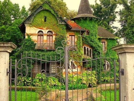 Fantasy House, Casa Fantasy, Italy Architecture, Fairytale House, Storybook Homes, Dream Cottage, House Building, Witch House, Hus Inspiration