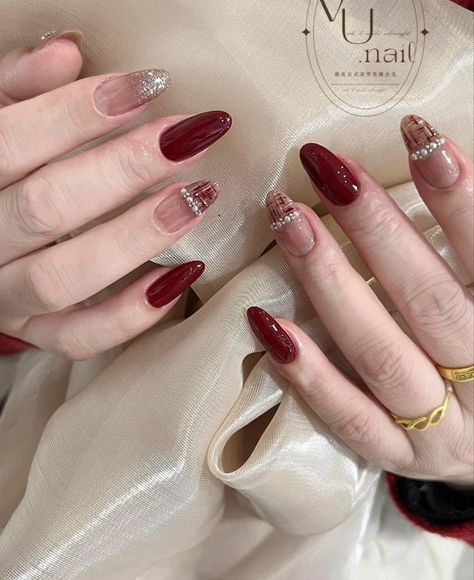 Bridal Nail Art Designs Wedding Day, Nail Maroon, Nail Art Maroon, Maroon Nail Art, Maroon Nail Designs, Red Gel Nails, Nail Design Spring, Maroon Nails, Elegant Nail Art