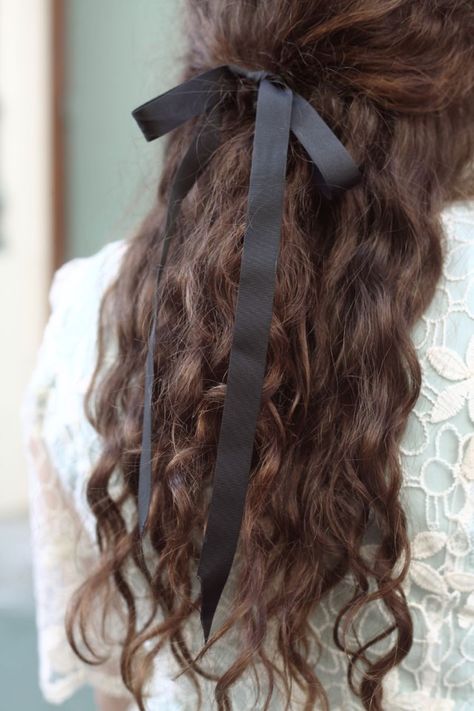 black bow Hairstyles With Ribbon, Brown Curly Hair, Ribbon Hairstyle, Gilbert Blythe, Hair Ribbon, Black Ribbon, Hair Dos, Hair Day, Pretty Hairstyles