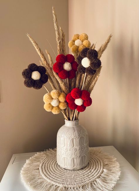 Pom Pom Flower Wall, Pompom Ideas Decoration, Deco Pompom, Pom Pom Mirror, Pom Pom Diy, Pompom Flowers, Pom Pom Flowers, Pom Pom Wreath, Yarn Pom Pom