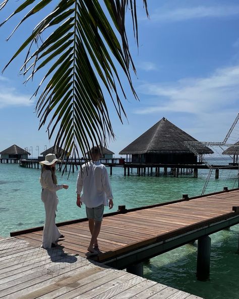 Maldives Aesthetic Pictures, Honey Moon Maldives, Maldives Outfit Ideas Couple, Honeymoon Maldives Couple, Maldives Proposal, Maldives Aesthetic Couple, Couples Maldives, Meeru Island Maldives, Couple Travel Aesthetic