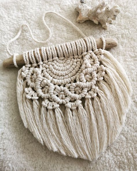 Driftwood Macrame, Pola Macrame, Small Macrame Wall Hanging, Makramee Diy, Rainbow Macrame, Macrame Knots Pattern, Macrame Feather, Small Macrame, Macrame Wall Hanging Diy