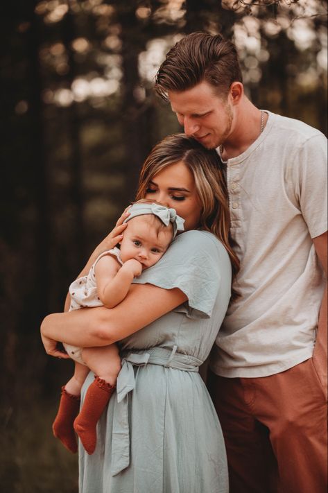 Family Photo With Infant Outdoor, Family Pics Newborn, Family Of 3 Newborn Photo Ideas, Outdoor Family Fall Photos, Family Pics With One Year Old, Newborn Family Photos Fall, Family Photos With 1 Month Old, Family Pictures With A Newborn, New Family Photos