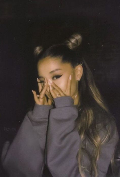 Ariana Grande Outfits Inspo, Ariana Grande Background, Personaje Fantasy, Ariana Grande Outfits, Ariana Grande Cute, Ariana Grande Style, Arianna Grande, Ariana Grande Wallpaper, Ariana Grande Photoshoot