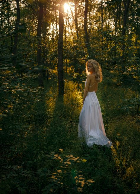 William Aesthetic Core, Field Pictures Ideas, Fairy Tale Senior Pictures, White Dress Nature Photoshoot, Untraditional Grad Photos, Whimsical Photoshoot Women, Riverside Photoshoot Ideas, Woodsy Senior Photos, Photoshoot Ideas Woods