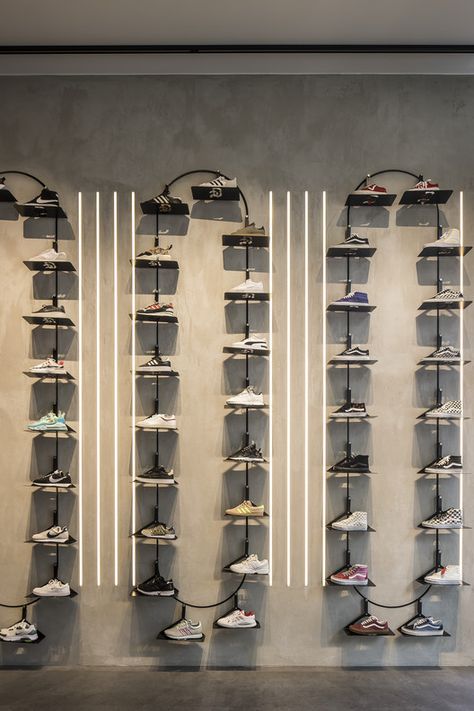 Shoe Displays Retail, Shoe Shop Design Interior, Shoes Boutique Interior Design, Shoes On Shelves, Shoe Showroom Display, Shoes Store Design Interiors, Display Shoes Store, Sneaker Room Design, Sneaker Shop Interior