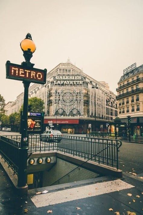 A Step by Step guide on How to use Paris Metro. Everything you need to know to make your Paris commute as easy as possible. Writen by a French native Metro Paris, Paris Dream, Paris Vibes, Paris France Travel, Paris Metro, Parisian Life, Paris Aesthetic, Living In Paris, Paris City
