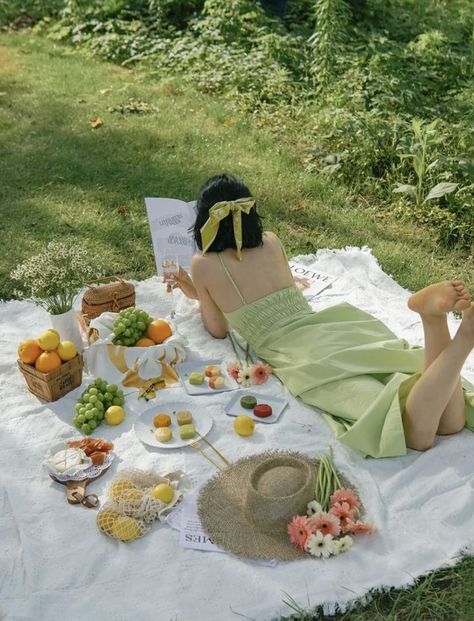 Picnic Girl Aesthetic, Picnic Polaroid, Spring Picnic Photoshoot, Picnic Picture Ideas, Spring Picnic Ideas, Korean Summer Outfit, Picnic Aesthetic Outfit, Summer Photo Shoot Ideas, Picnic Photo Ideas