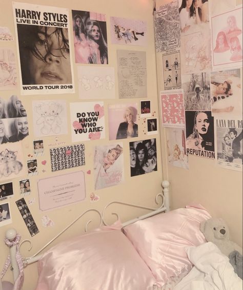 coquette, coquette bedroom, hyper feminine, taylor swift, swiftie, posters, harry styles, lana del rey, one direction, pheobe bridgers, boygenius, conan gray, aesthetic, coquette posters, taylor swift posters, pink bedroom #lana #taylor #coquette #coquettebedroom #room #aesthetic #posters Rum Inspo, Chambre Inspo, Girly Room, Cute Bedroom Decor, Cute Room Ideas, Pretty Room, Dreamy Room, Dream Room Inspiration, Room Makeover Bedroom