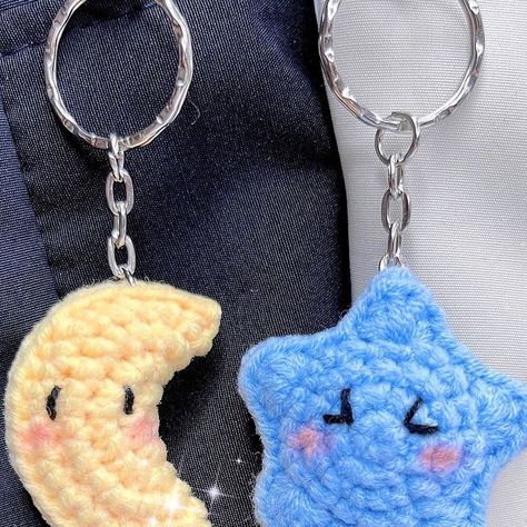 Amigurumi Patterns, Crochet Mini Projects Ideas, Stars Diy Crafts, Mini Star Crochet Pattern, Crochet Things To Make And Sell, Moon Crochet Keychain, Crochet Mini Gifts, Crochet Moon Keychain, Couple Crochet Gifts