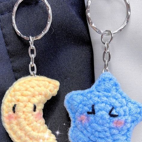 Couture, Amigurumi Patterns, Crochet Star Purse Pattern, Star Keychain Crochet Pattern, Crochet Keychain Moon, Moon Amigurumi Free Pattern, Crochet Sun Keychain, How To Crochet Star, Crochet For Couples