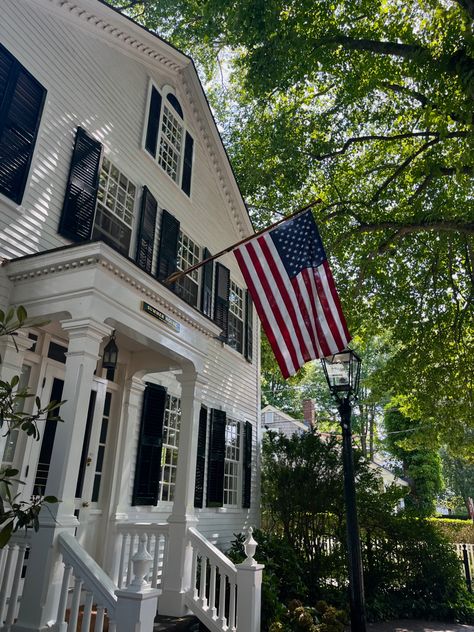 Lana Del Rey, Marthas Vineyard Aesthetic House, The Kennedys Aesthetic, Florida Old Money Aesthetic, Southern Money Aesthetic, Coastal Americana Aesthetic, Old Money American Aesthetic, Martha's Vineyard House, Vintage Hamptons Aesthetic