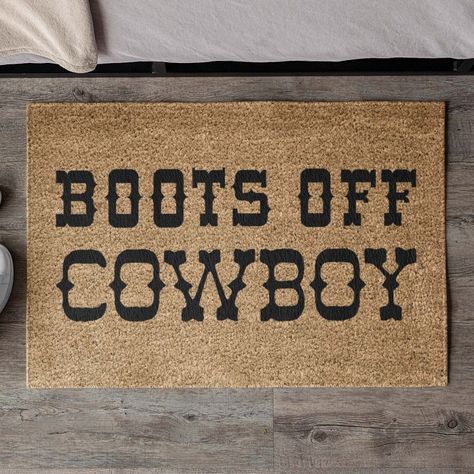 Cowboy Entryway Ideas, Country Door Mat, Cowboy House Interior, Western Theme Home Decor, Western Porch Decor, Western Front Porch Ideas, Western Apartment Decor, Western Decor Ideas, Western Living Room Decorating Ideas