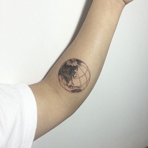 Classic Globe Wanderlust Tattoos, Globe Tattoos, Travel Tattoos, Earth Tattoo, Petit Tattoo, Forearm Tattoo Women, Small Tattoos Simple, Unique Travel, Cool Small Tattoos