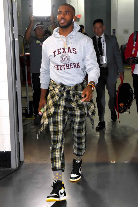 WHAT Stefan Grant shirt and pants Air Jordan sneakers WHERE Arriving at the Toyota Center before the Rockets played... Trendy Mens Fashion Streetwear, Nike Fashion Sneakers, Nba Outfit, Nba Fashion, Best Dressed Man, Chris Paul, Black Men Street Fashion, Trendy Mens Fashion, Outfits Hombre