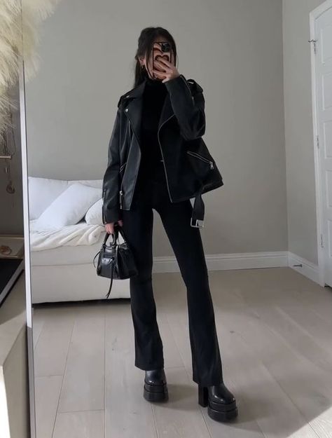 How to Get Tomboy Femme Style – TikTok Trend Watch 2024 Edgy Minimalist Style, Museum Outfits, Rockstar Outfits, Mode Swag, Chique Outfit, Alledaagse Outfits, Chique Outfits, Boss Girl, Winter Lookbook