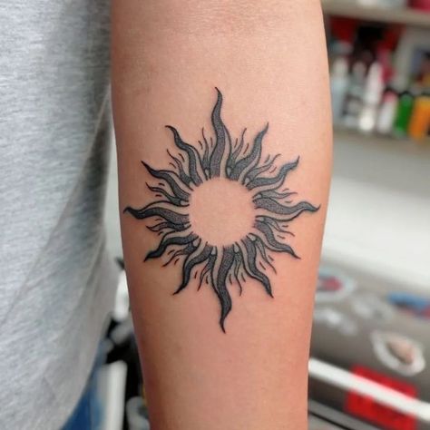 Sole Tattoo, Tattoos With Deep Meaning, Sun Tattoo Ideas, Tattoo Over Scar, Tato Minimal, Sun Tattoo Small, Small Back Tattoos, Sun Tattoo Designs, Mystical Tattoos