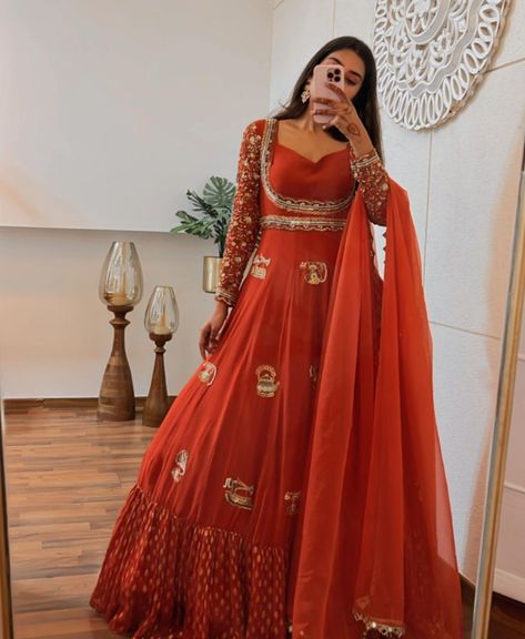 Plazo Set Party Wear, Birthday Gowns For Women Indian, Gown Outfit Ideas, Anarkali Neck Designs, Bandhani Dresses, Monochromatic Outfits, Pretty Winter Outfits, Minimalist Outfits, Karwa Chauth