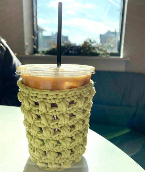 Iced coffee in a crochet coffee cozy. Crochet pattern. Free tutorial Amigurumi Patterns, Knit Drink Cozy Pattern, Drink Sleeve Crochet, Coffee Holder Crochet, Crochet Cup Cover Free Pattern, Crochet Ice Coffee Cozy Pattern, Coffee Crochet Cozy, Crochet Coffee Holder, Iced Coffee Crochet Cozy