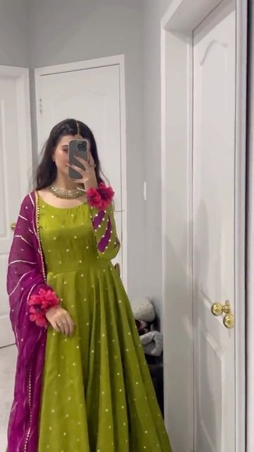 Dholki Bride Pakistan, Mehndi Dresses Pakistani Simple, Simple Dholki Outfit, Beautiful Dresses Wedding, New Design Dresses Style, Cute Aesthetic Dresses Casual, Dholki Bride Dress, Pakistani Dholki Outfit, Dholki Dress Ideas