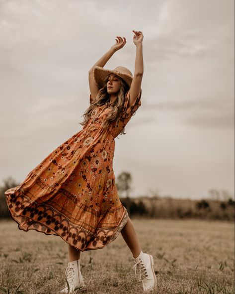 Boho girl photoshoot, field photoshoot, wilderness photoshoot, boho style, maxi dress, summer dress, summer style Boho Dresses Photoshoot, Hippies, Woodstock Inspired Photoshoot, Desert Boho Photoshoot, Winter Boho Photoshoot, Senior Picture Flowy Dress, Bohemian Portrait Photography, Boho Shoot Photography, 70s Senior Photoshoot