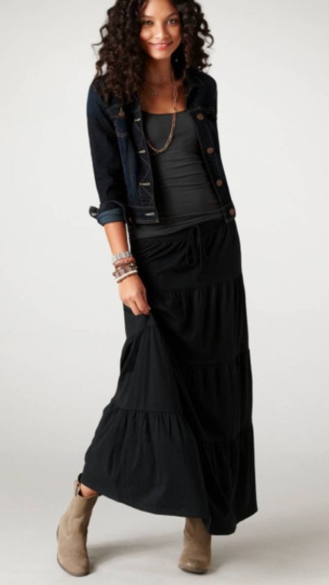 Cute outfit!! Maxi Skirt Outfits, Winter Maxi Skirt Outfit, Cowboy Fashion, Black Skirt Outfits, Modest Clothing Women, Winter Skirt Outfit, Estilo Hippie, Black Skirt Long, Beautiful Skirt