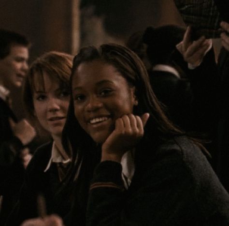 Harry Potter Angelina Johnson, Angelina Johnson Harry Potter, Angelina Johnson, Hogwarts Life, Dr Aesthetic, Hp Characters, Shifting Realities, Gryffindor Aesthetic, Hogwarts Dr