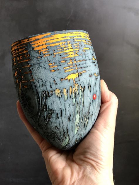 Ceramic Vessels Ideas, Surface Techniques, Wabi Sabi Ceramics, Ceramics Pottery Vase, Coil Pots, Organic Ceramics, Ceramic Tools, Contemporary Pottery, Ceramic Texture
