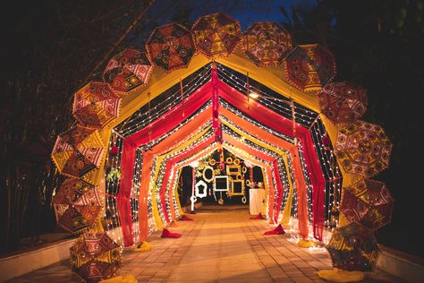 Rajasthani Theme Wedding Decor, Pathway Decorations Wedding, Garba Ground Decoration, Navratri Mandap Decoration, Indian Carnival Decor, North Indian Wedding Decoration, Gujrati Wedding Decoration, Garba Night Decorations, Navratri Theme Decoration