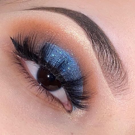 Blue Eyeshadow Easy, Graduation Makeup Ideas Blue, Prom Royal Blue Makeup, Quince Royal Blue Makeup, Brown Blue Eyeshadow, Brown And Blue Eyeshadow, Blue And Brown Eyeshadow, Royal Blue Prom Makeup, Royal Blue Eyeshadow