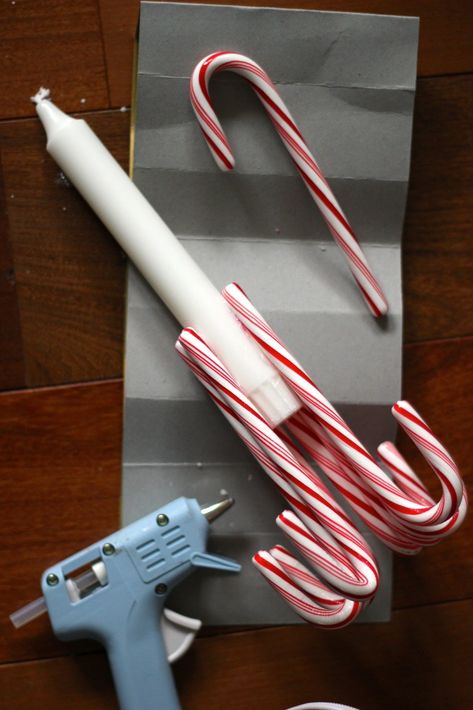 Candy Cane Candle Holder, Diy Candy Cane, Christmas Candy Crafts, Christmas Candy Cane Decorations, Candy Cane Candle, Diy Cadeau Noel, Candy Cane Crafts, Candy Cane Decorations, Canes Decor