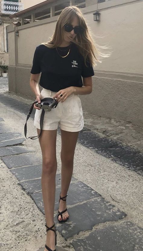 30 Fun Ways to Wear White Shorts for Women - Inspired Beauty Shorts Outfit Idea, White Shorts Outfit, Lizzy Hadfield, Style Parisienne, 여름 스타일, Italy Outfits, Mode Casual, Shorts Outfit, Shorts For Women
