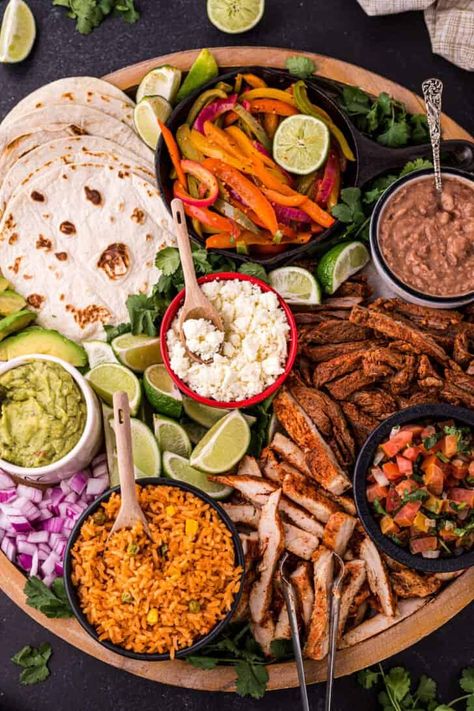 Mexican Charcuterie Table Ideas, Kickback Food Ideas For Adults, Friday Night Food Ideas, Healthy Food Boards Ideas, Tex Mex Platter, Dinner Party Tacos, Mexican Grazing Table Ideas, Fajitas Party Ideas, Fajita Charcuterie Board Ideas