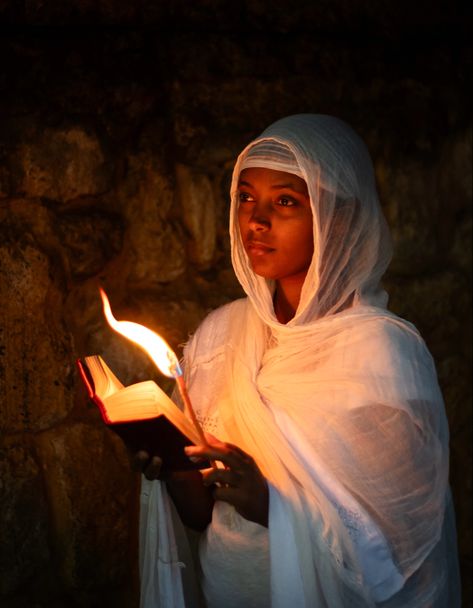 ethiopian women Ethiopian Orthodox Tewahedo, Christian Veils, Girls Veiled, Ethiopian People, Ethiopian Beauty, Ethiopian Women, Dressed In White, African Women Art, Church Pictures