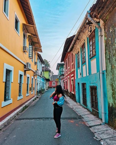 Visiting Goa? Don't miss these beautiful locations! Fort Kochi Photography Poses, Goa Photo Poses, Goa Photography Ideas Friends, Goa Photoshoot, Goa Pics, Goa Photos, Goa Photography, Goa Food, Fort Kochi