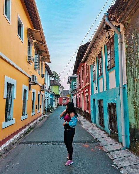 Visiting Goa? Don't miss these beautiful locations! Goa Group Pictures, Goa Photography Ideas Friends, Fort Kochi Photography Poses, Goa Photo Poses, Goa Picture Ideas, Goa Photoshoot, Goa Pics, Goa Photos, Goa Photography