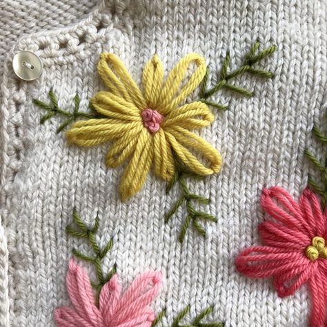 My Embroidered Sweater Project - Betz White Haft Vintage, Embroidery Stitches Flowers, Broderie Simple, Diy Broderie, Pola Bordir, Pola Amigurumi, Embroidery Sweater, Wool Embroidery, Pola Gelang