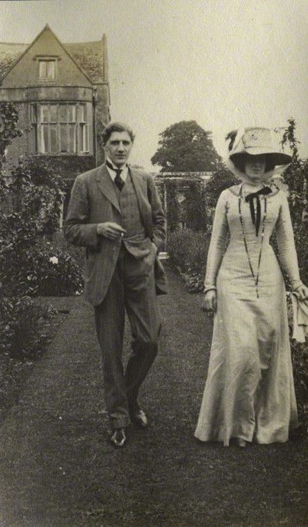 Edwardian moment in the gardens #vintage Ottoline Morrell, Era Victoria, Nice Pic, Old Photography, Foto Vintage, Edwardian Era, Vintage Portraits, Edwardian Fashion, Historical Costume