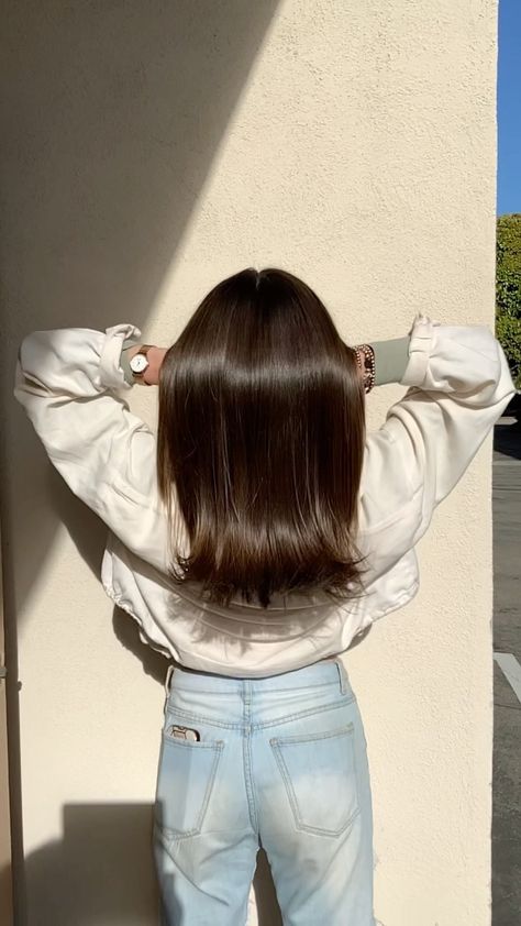 hairbybradleyleake on Instagram: GLASS ✨HAIR Have you wanted to try the #glasshair trend? @colorwowhair #dreamcoat is 🔑 for sleek shiny strands with a lightweight “No… Glass Hair Aesthetic, Glass Hair Trend, How To Get Glass Hair, Glossy Hair How To Get, Shiny Hair Aesthetic, Summer Glow Up Aesthetic, Vision Board Pictures Hair, Shinny Hair, Glass Hair