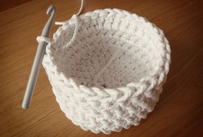 Crochet Basket Tutorial, Crochet Bowl, Crochet Storage Baskets, Crochet Basket Pattern Free, Sewing Dress, Storage Tubs, Mollie Makes, Crochet Storage, Basket Pattern