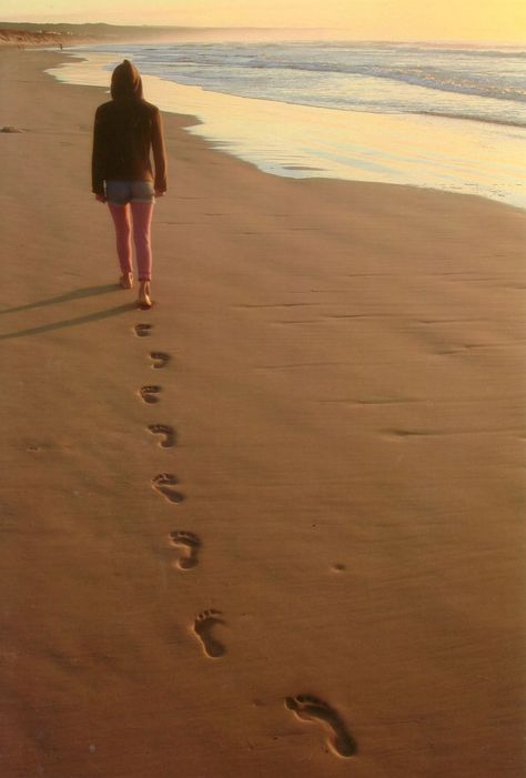 girl walking on the beach.  Footprints in the sand Indian Beach Aesthetic, Rh Art, Woman Walking On Beach, Woman Walking On The Beach, Artist Portfolio Ideas, Beach Footprints, Floating Feather, Walking Pictures, Woman On Beach
