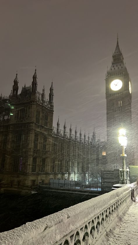 Winter In London Wallpaper, Uk Snow Aesthetic, Winter In Britain, Snow London Aesthetic, London Snow Aesthetic, London During Winter, London In Winter Aesthetic, London Cristhmas Aesthetic, Uk Wallpaper London