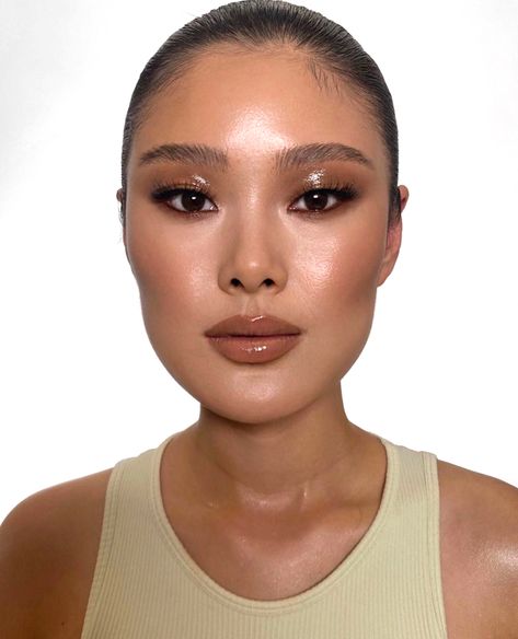 Dewy Makeup Look, Glossy Eyeshadow, Ideas De Maquillaje Natural, Patrick Ta, Glossy Eyes, Smink Inspiration, Holiday Makeup Looks, Bronze Makeup, Glossy Makeup