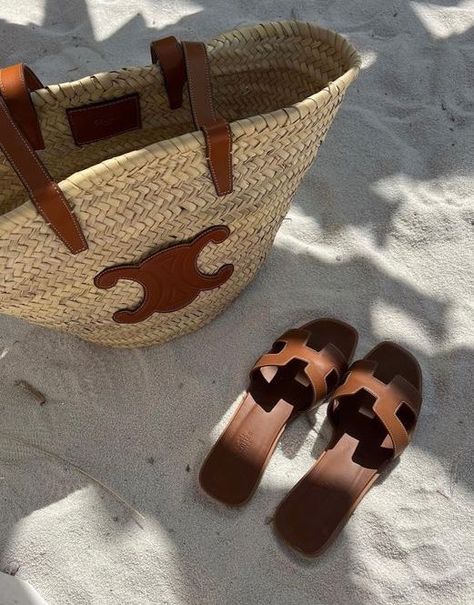 Hermes Slippers, Coastal Girl, Look Festival, Sacs Design, Vacay Outfits, Hermes Oran, Girly Shoes, Summer Memories, Metallic Sandals