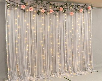 Backdrop For Reception, Tulle Backdrop, Bridal Shower Decorations Rustic, Simple Stage Decorations, Diy Wedding Backdrop, Engagement Decorations, Boho Wedding Decorations, Diy Backdrop, Rustic Bridal