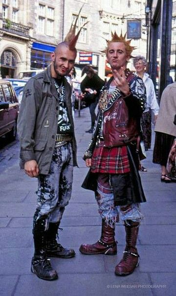 Punks                                                                                                                                                                                 Más 80s Fashion Punk, 80s Punk Fashion, Ropa Punk Rock, Punk 80s, Punk Mode, Punk Subculture, Cultura Punk, Look 80s, 90s Punk