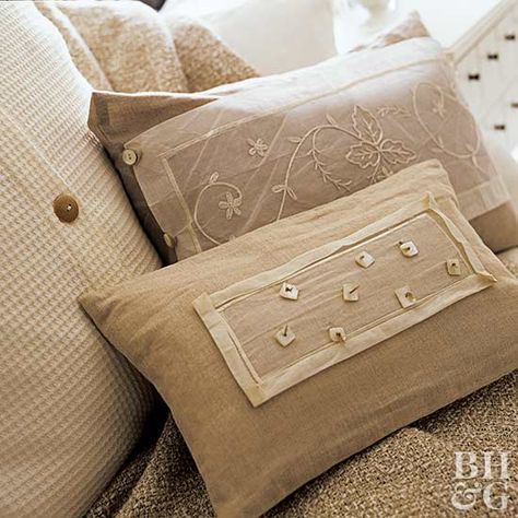 Embellished Pillows Patchwork, Tela, Pillow Embellishments Ideas, Easy Home Decor Crafts, Embellished Pillow, Pillows White, Embellished Pillows, Organza Overlay, Fabric Pillows