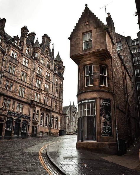 Harry Potter Edinburgh Sites that Makes a Real-World Hogwarts in Scotland. There is a link between J. K. Rowling and Edinburg city, as she began writing about Harry Potter in cafes in Edinburgh. #harrypotter #Edinburgh #Scotland #Hogwarts #realworldhogwarts #jkrowling #photography #art #design #artist #artwork #gothic #architecture #movies #Hollywood #knovhov . Edinburgh / Harry Potter / Harry Potter Edinburgh Sites / Hogwarts Express steam train / J. K. Rowling / Real-World Hogwarts / scotland Scotland Aesthetic, Fotografi Kota, England And Scotland, Edinburgh Scotland, Academia Aesthetic, Scotland Travel, City Aesthetic, Best Cities, Pretty Places